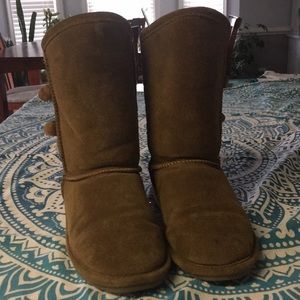 🐾Bearpaw boots with a buckle size 5